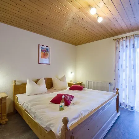 Obst- Und Gomeringer Apartman *